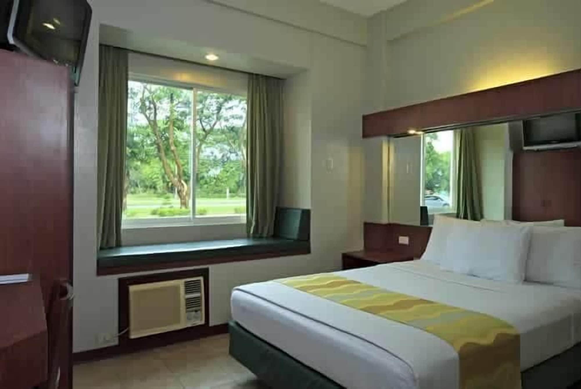 Microtel By Wyndham Tarlac Exterior foto