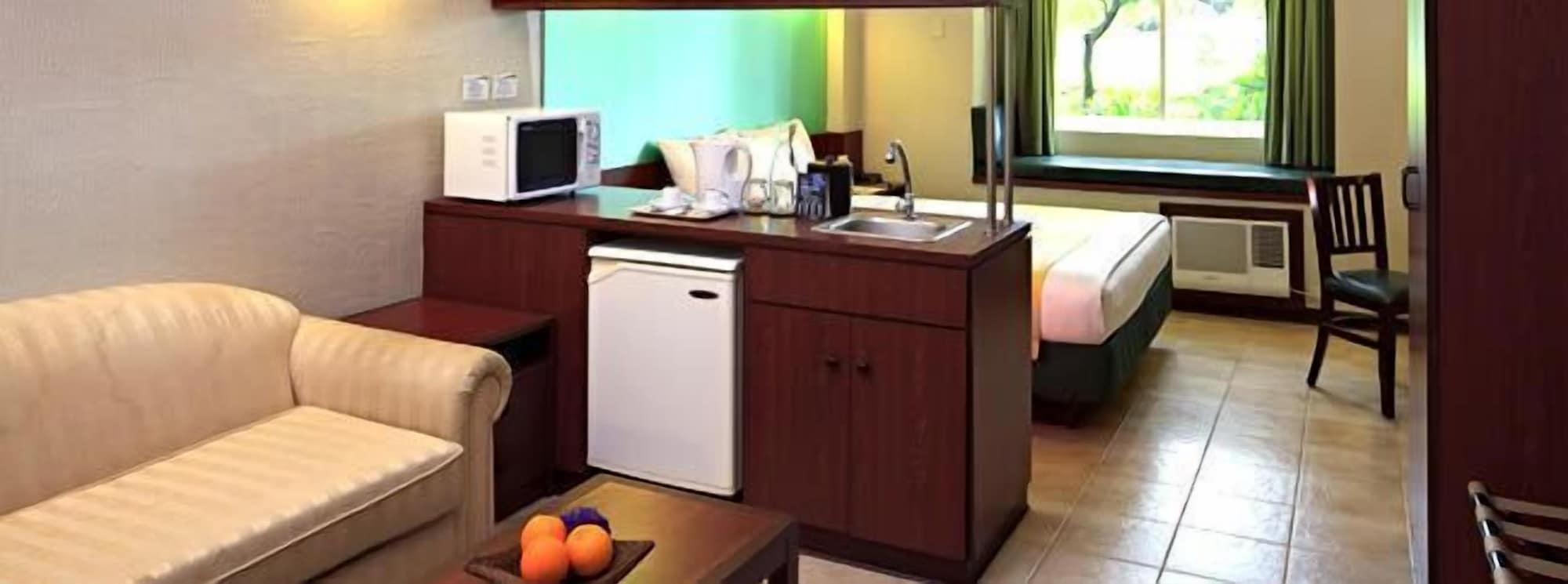 Microtel By Wyndham Tarlac Exterior foto