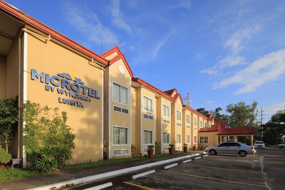 Microtel By Wyndham Tarlac Exterior foto