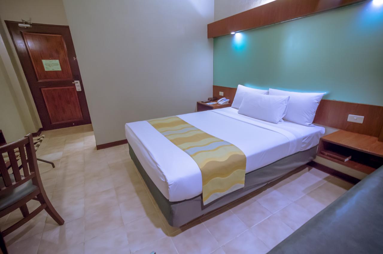 Microtel By Wyndham Tarlac Exterior foto
