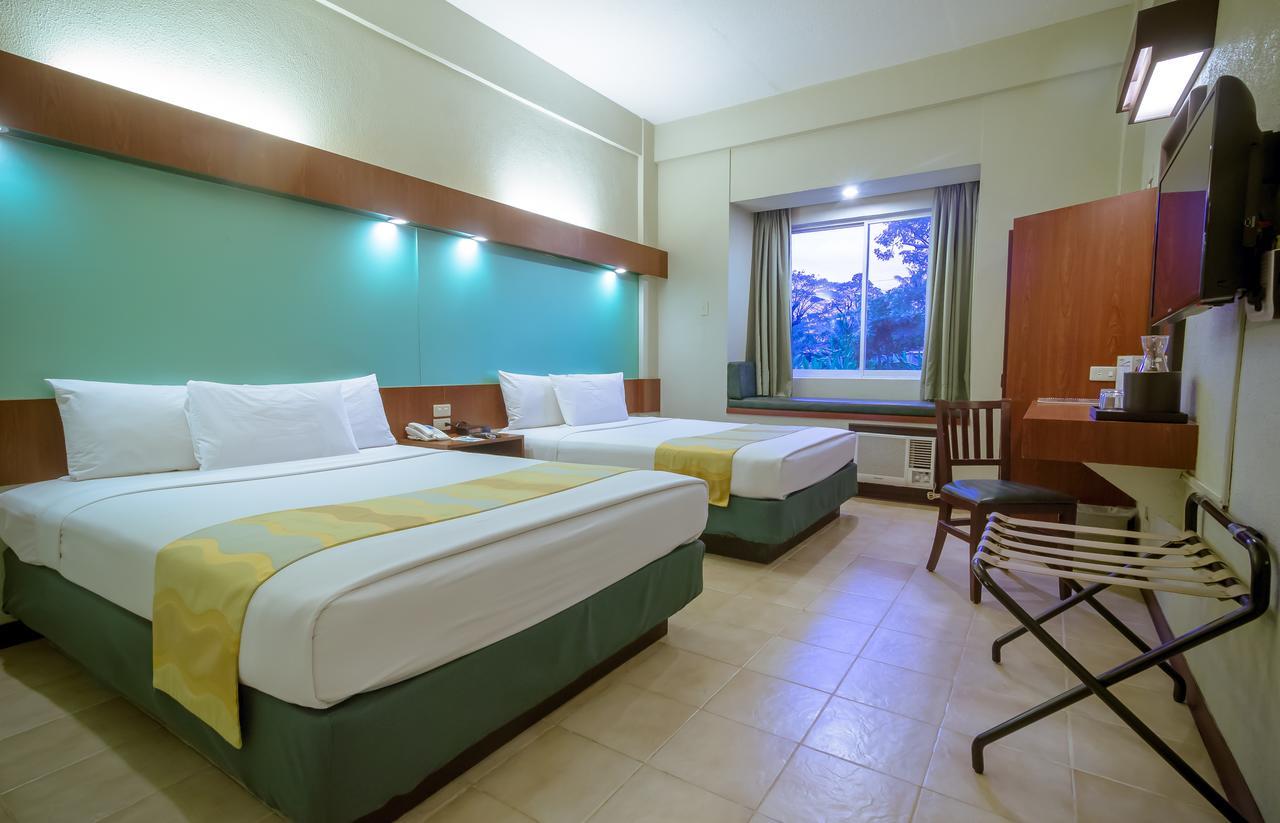 Microtel By Wyndham Tarlac Exterior foto