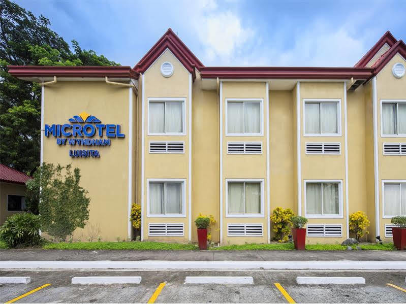 Microtel By Wyndham Tarlac Exterior foto
