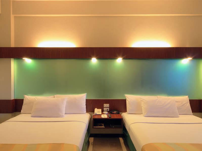 Microtel By Wyndham Tarlac Exterior foto