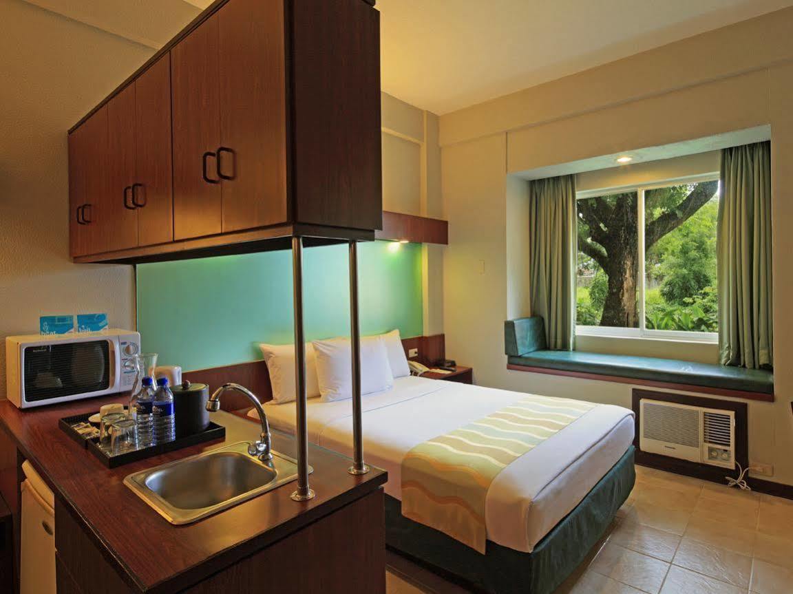 Microtel By Wyndham Tarlac Exterior foto
