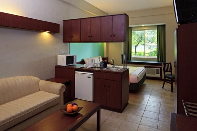 Microtel By Wyndham Tarlac Exterior foto